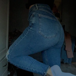 Jeans med hål  - Skinny jeans med hål vid knäna. Från Berska. 