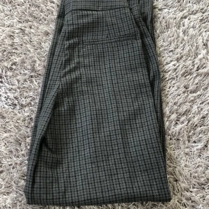 rutiga kostymbyxor från monki - säljer ett par stilrena och bekväma kostymbyxor från monki. kan mötas upp i Växjö eller så står köparen för frakten.😇