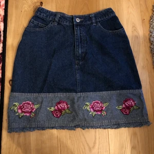 Jeanskjol med tryck - Superfin jeanskjol med blomtryck! Bra skick! Storlek står ej men passar mig som är 36/S. Skulle säga 34-38 funkar, beroende på hur man vill att den sitter. Frakt på 63kr tillkommer!🦋💞💞💞