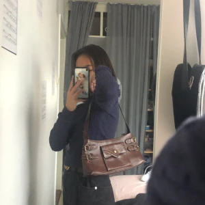 väska - Säljer denna jätte fina väska! ☺️ Andrig använd. Frakt kostar 60kr. Priset kan diskuteras! Kolla gärna in på mitt konto!