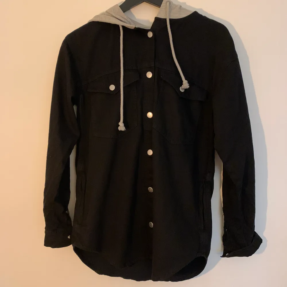 Skjort med hoodie från H&M, storlek 34. (Köperen står för frakt) 🌼. Skjortor.