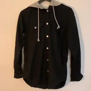 Skjort med hoodie från H&M, storlek 34. (Köperen står för frakt) 🌼