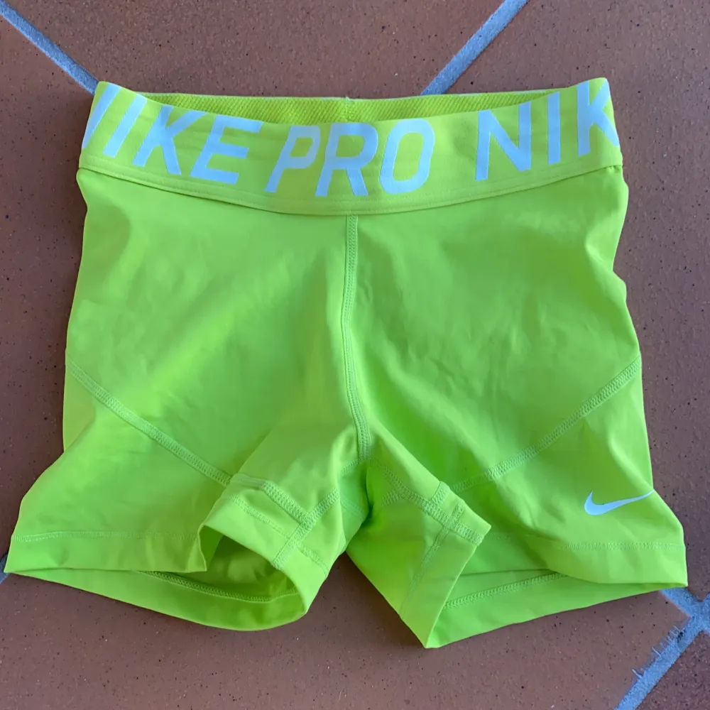 Nike neongula/limegröna träningsshorts. I nytt skick!. Shorts.