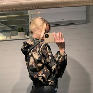 Jacka - Kamouflage jacka i stolek S fårn pull and bear. Luvan går inte att ta bort. Man kan dra åt den i midjan (se bild 3) 150kr + 44kr i frakt💓💓