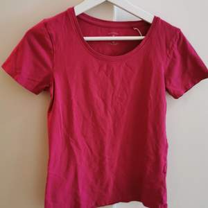 Säljer denna fina tröja med en härlig rosa färg i storlek 38. Jag har endast testat den och den passade mig tyvärr inte. 💗