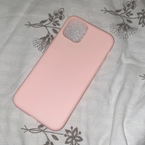 Mobilskal till iPhone 11 pro - Köpte ett skal men företaget skickade fel. Är ett silikonskal i en rosa färg. Jättefint verkligen💕                                                       50kr eller bud.                                                                                Skickar mot 11 kr i frakt. 