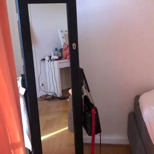 Smyckeskåp - Ett smyckeskåp med spegel.