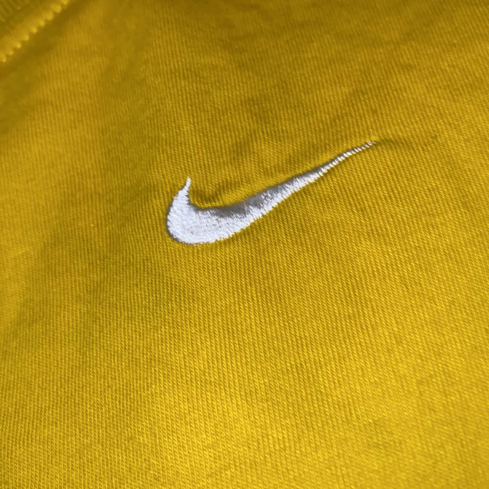 Senapsgul t-shirt från Nike. Använd typ 1 gång och i nyskick✨. T-shirts.