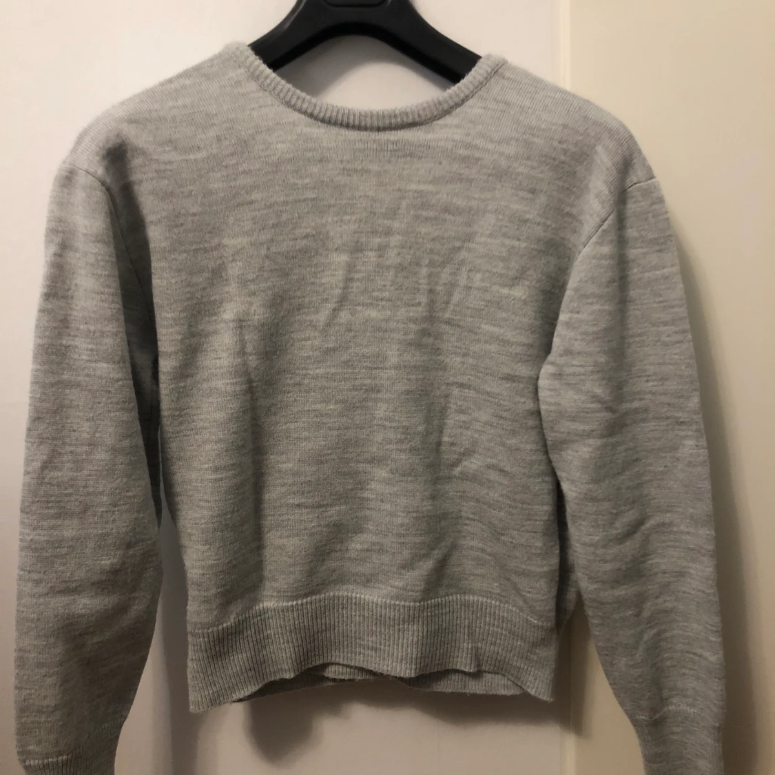 grå stickad tröja