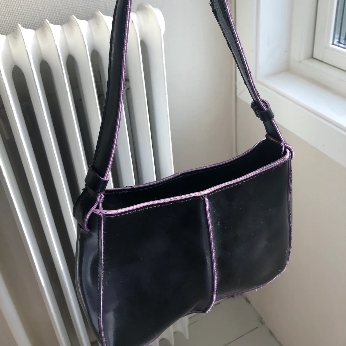 Liten handväska med lita detlajer - 90