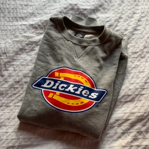 Dickies sweatshirt - Dickies sweatshirt i storlek L. Nyskick. Frakt tillkommer på 63kr.