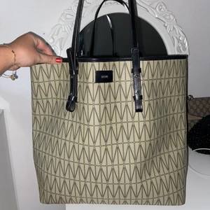 Dagmar väska - Säljer nu min älskade dagmar väska, använd fåtal gånger och är alltså som ny. Inga repor eller slotmärken någonstans. Köpt för 2195;- ❤️