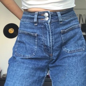 Jeans - Säljer ass snygga jeans som inte går att köpa någonstans. Tyvärr förstora för mig som är XS. Frakt 63kr men kan också mötas upp i Stockholm🥰