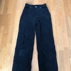 Monki vida manchesterbyxor - Vida svarta manchesterbyxor från monki, storlek 34. Fint skick! Loose fit, lagom långa på mig som är 164 cm lång. 