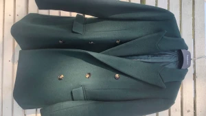 & Other Stories Jacka - Hej! Säljer min älskade höst/vinter kappa!! Otroligt varm o behövlig till hösten men funkar även på vintern. Har använts bara några få tal gånger så den ser väldigt oanvänd ut. Jackan går över rumpan till mitten på låren för mig som är 175 cm och är i storlek M