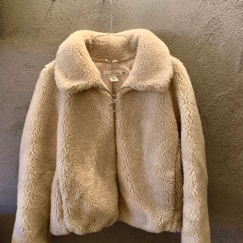 Säljer en så fin Teddy jacka som är använd en vinter! Som ny, frakt tillkommer. ✨💛. Jackor.