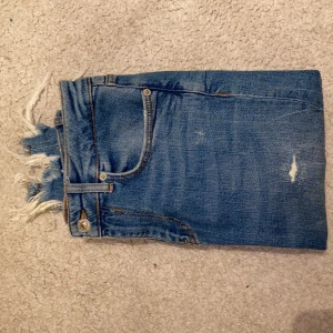 Jens från zara - Ett par ljusa Jens från zara med slitningar vid ankeln, dom är inte lågmidjade eller högmidjade nått där emellan.  Pris kan diskuteras🖤💜🖤