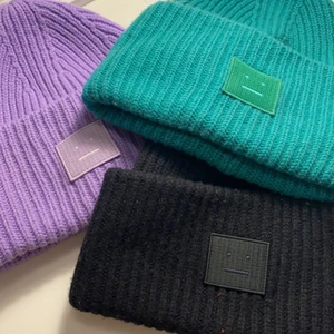 Acne mössor! - Är någon intresserad att köpa nån av mina acne mössor? Köpta under förra vintern på acne studios i nk Stockholm, orginalpris: 1100 kr/st. Använda fåtal gånger och i nyskick. Skriv till mig om ni är intresserade så säljer jag till helt ok pris :)