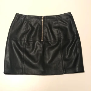 Svart skinkjol - Svart skinkjol från River Island 🌚 Storlek 10 uk, vilket motsvarar 40-41 eu ⚡️ Guldig kedja framtill och mycket gott skick. 80kr + frakt 