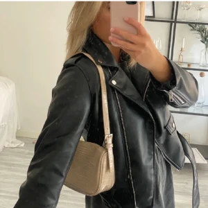 SKINNJACKA  - Säljer min fina skinnjacka från Nelly. Storlek S och overzised. Använd några gånger men i ett jättebra skick! Tyvärr kommer den inte till användning längre och därför vill jag sälja den! 💕 Frakt tillkommer! Bud i kommentarer!