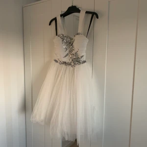 Jätte fin vit klänning - Helt oanvänd klänning med lappar kvar, kan användas som balklänning eller något annat. Passar flera storlekar då den är väldigt stretchig. Pris kan diskuteras.