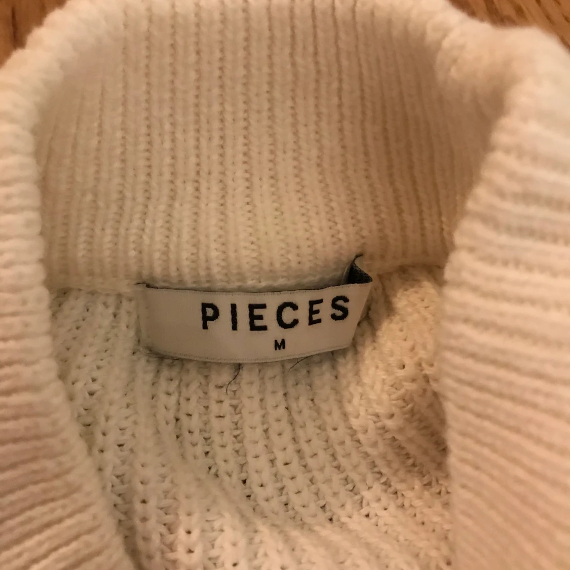 Stickad vit tröja - 91