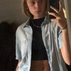 Jeansskjorta - Ljus jeansskjorta från h&m-herr. Skitsnygg att bara ha som den är eller över tröja. Skriv för fler bilder💕 Kan mötas upp i Stockholm-området annars står köparen för frakt❤️❤️