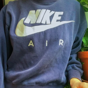 Snygg Niketröja med retrotryck!  - Jag säljer nu min Nike-tröja med logga, den är blå-lila i färgen. Väl använd vilken har gett den snygg slitning, köpt i Melbourne. Frakt betalas av köparen ✨ Buda i kommentarerna eller chatten!