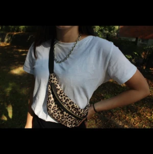 Leopard väska - Säljer nu min skitsnygga leopard bäcknish bag. Jätte lätt å ta med eftersom du spänner den runt dig. Får plats ganska mycket 