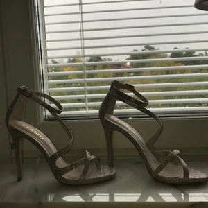 Glittriga klackskor från Tiamo - Säljer mina så sjuuuuukt snygga klackar som jag hade på min bal. Använda 1 gång och är lite guldaktiga. Super super snygga och som sagt använde 1 gång. Säljer dem pga av att jag itne använder dem längre, storlek 39! Kan gå ned i pris vid snabb affär!