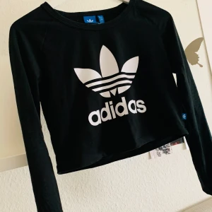 Adidas crop top storlek S - Adidas crop top storlek s i mycket bra skick 