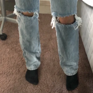 Trendiga raka blå jeans - Säljer dessa superfina raka jeansen med hål från missyempire. Köptes  här på plick men de var tyvärr lite för stora. Frakten ingår ej men kan även mötas upp i Stockholms området. 