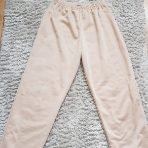Beige/rosa mjukisbyxor - Säljer dessa beige/rosa mjukisbyxor. De är mer beigea irl:) Köpte dem för cirka en månad sedan och använda 1 gång💕💗 De är alltså i nytt skick!