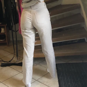 Raka ljus beige jeans  - Snygga beige jeans i rak model. Köpta second hand och är i bra skick. Storleken är 40 men jag har sytt in det i midjan så det passar mig bättre som ofta brukar ha s i midjan. Jag på bilden är 171 lång. Säljer då det inte kommer till användning. Möts gärna upp i sthlm eller betalar köparen för frakt💞💞