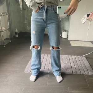 Populära jeans - Säljer dessa supersnygga jeans från prettylittlething, säljer då de är lite stora på mig😩, de är i strl 8(uk size), vilket motsvarar 36, jag är vanligtvis en 34! Har sytt in de i låren( inte mer en 1cm), men inget som syns eller märks, därav säljs de lite billigare! Skulle säga att de är identiska till zaras populära jeans😊Långa, jag är 170! FÖRST TILL KVARN!! Frakten ingår i priset!