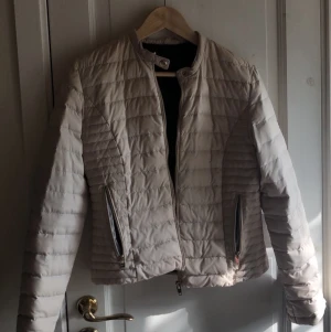 Rock and blue  - Min förra höst/vår jacka, bra skick. Pris kan diskuteras vid snabb affär. Den är i storlek 36 men passar perfekt som en S med. 