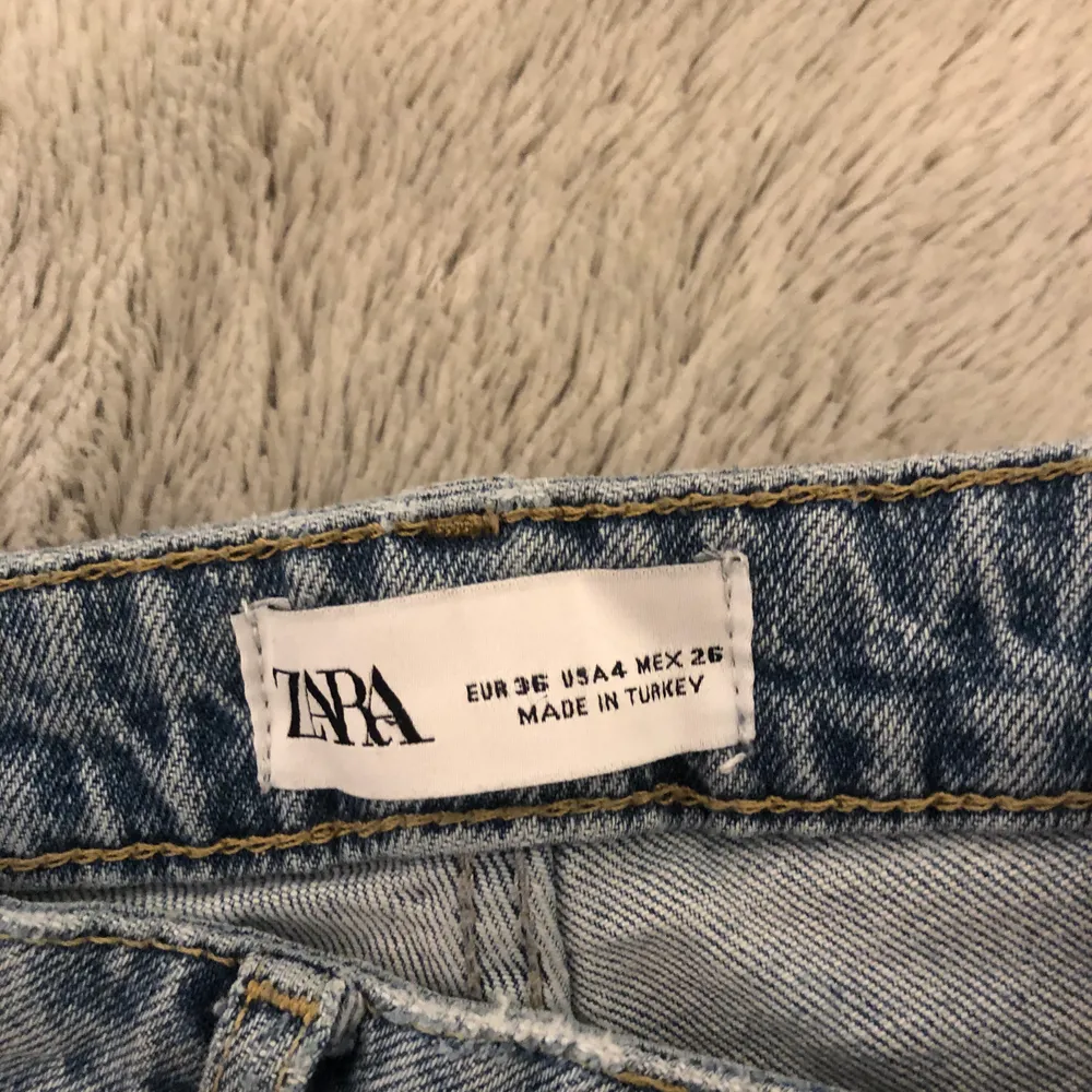 Snygga blåa jeans från Zara. Inte helt tajta nedtill utan lite raka. Storlek 36. Har även ett par likadana svart/gråa som jag ska sälja.. Jeans & Byxor.