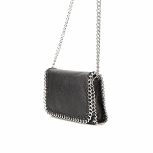 Pricilla väska svart - Köpt för två år sen men använder inte längre, bra skick. Axelremsväska med skinnimitation och silverfärgad kedja. Nypris 500kr och köparen står för frakt