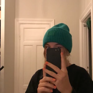 Acne mössa - Grön acne mössa som inte sälj längre, nypris 1 100kr. Kvitto och påse finns kvar, mössan har inga skador eller större tecken på att den har varit använd. Budet startar på 625kr + frakt.💖 buda i kommentera💕