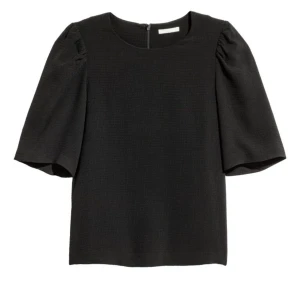 Top med puffärm H&M - Top från H&M med puffärm. Strl 40