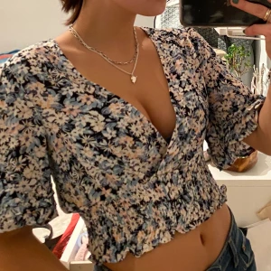 Tröja från pull&bear  - Helt ny tröja från pull&bear prislappen finns kvar. Super fin fäst tröja💕