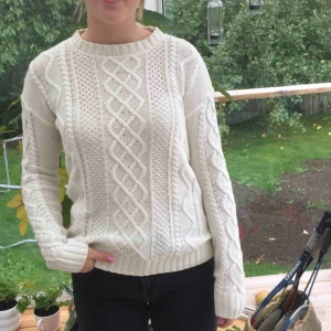  - Superfin vit stickad tröja från Bershka, stl S men sitter bättre på en person med M🌿 Köpare står för frakt;)