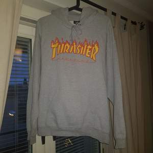 Thrasher hoodie i gott skick. Köpt på Caliroots, nypris ca 900 kr.