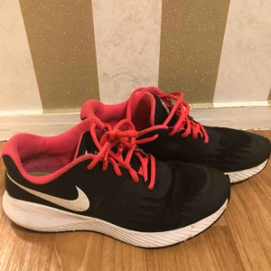  - Nike skor stl 38,5 . Använda men i fint skick. 