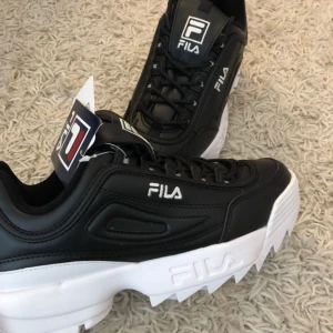  - Helt nya fila skor. Aldrig använda då jag fick fel storlek.  Kan skickas men köparen står för frakt. 