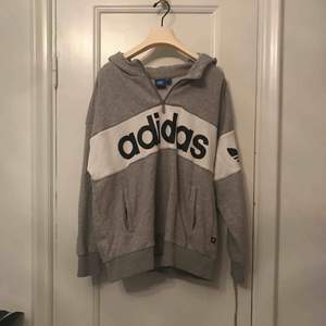 Snyggaste hoodien från Adidas till salu! Passar M-L eller en oversize S  Kan mötas upp i centrala Stockholm eller så hämtas den på Thorildsplan, Kungsholmen