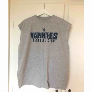  - Lång t-shirt/linne/klänning, jag brukade använda den som klänning eller knyta upp den till byxor. köpt någonstans i USA. korta ärmar, använd men den är i bra skick! frakt tillkommer!