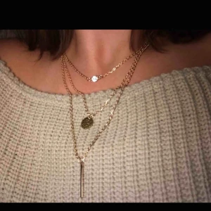  - Jätte fint halsband med tre som sitter ihop. Helt nytt aldrig använt. Frakt tillkommer!