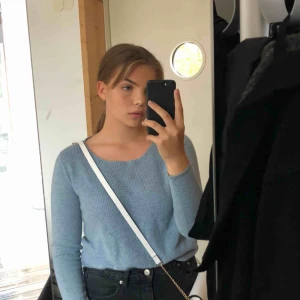  - En knappt använd tröja från esprit. Är annorlunda på baksidan och framsidan (bild 2). Inköpt för 499kr