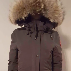  - Canada goose trillium i superfint skick! Storlek xxs, men passar nog upp till s.  Superfin välvårdad päls.  Färgen är grå och inte brun som det ser ut på bilderna.  Finns utanför Uppsala men kan skickas spårbart.